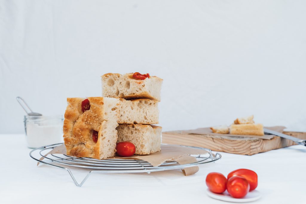 brot food Fotografie Allgäu unterallgäu Babenhausen Stillleben business lifestyle branding portrait twobakegirls focaccia tomate