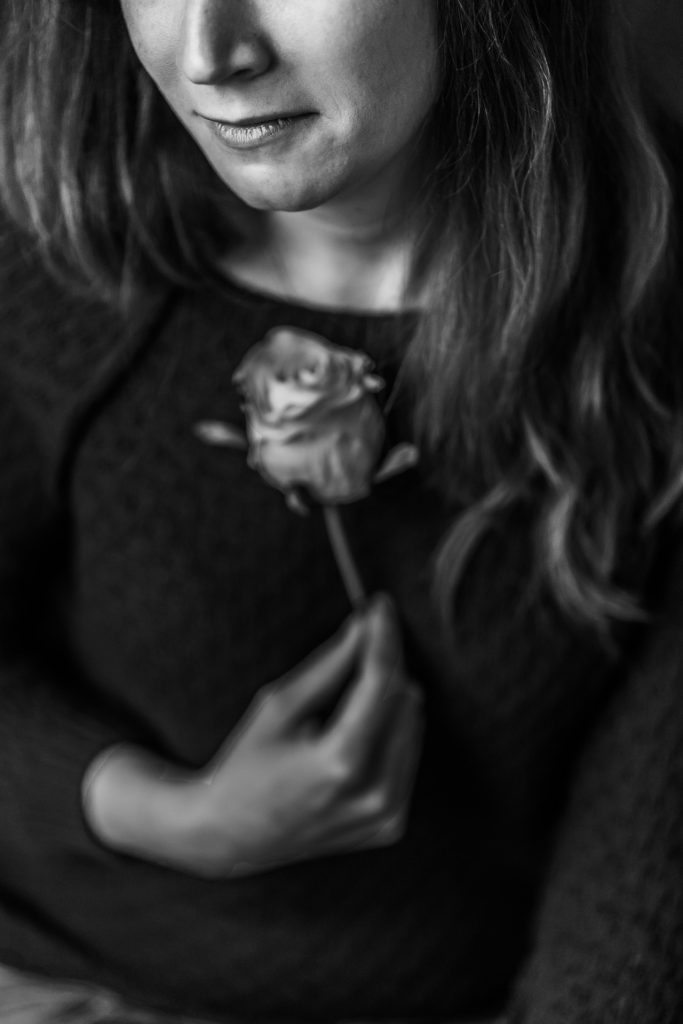 Frau portrait boudoir mit Blume selbstliebe stilleben schwarz weiß