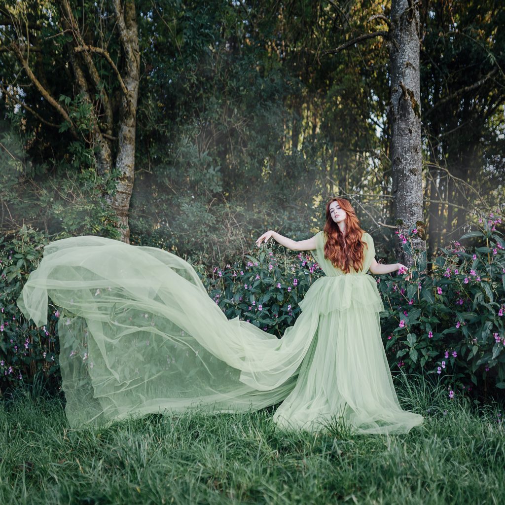 Fineartshooting Frau Wald Kleid Portrait Blumen