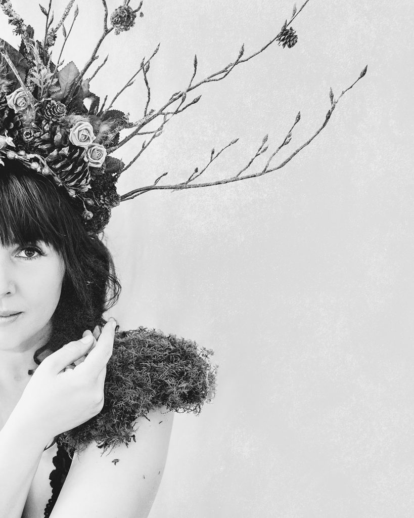 Fineartshooting Frau KroneKleid Portrait Blumen