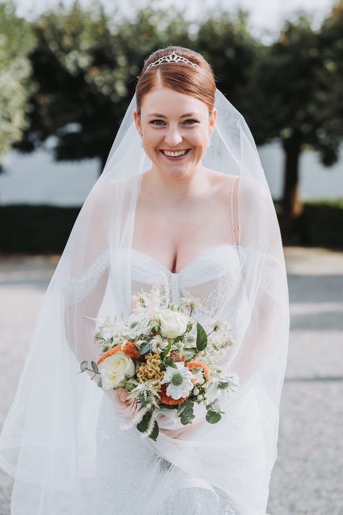 Schloss Zeil Bräutigam Brautpaar Braut Allgäu Hochzeit Blumen