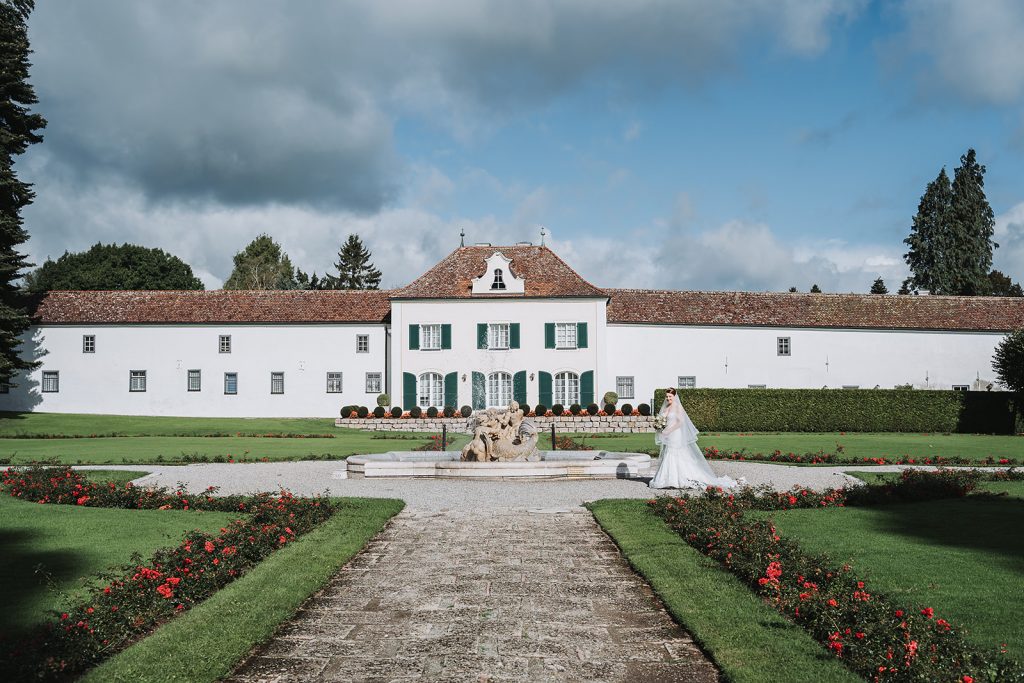 Schloss Zeil Bräutigam Brautpaar Braut Allgäu Hochzeit Blumen