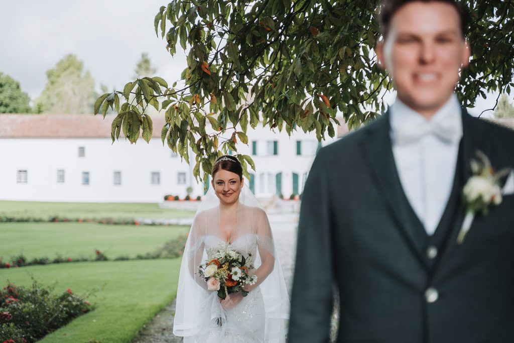 Schloss Zeil Bräutigam Brautpaar Braut Allgäu Hochzeit Blumen