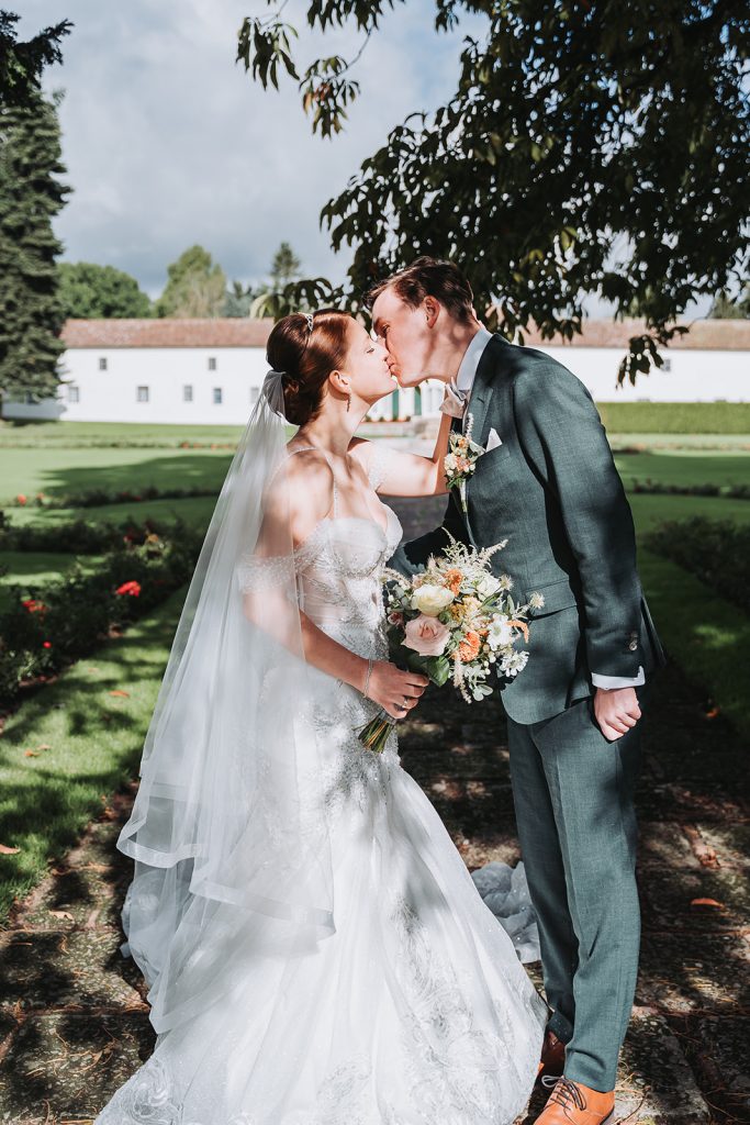 Schloss Zeil Bräutigam Brautpaar Braut Allgäu Hochzeit Blumen