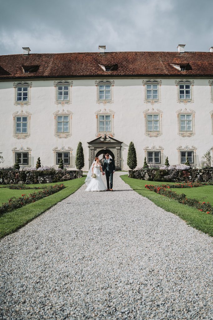 Schloss Zeil Bräutigam Brautpaar Braut Allgäu Hochzeit Blumen