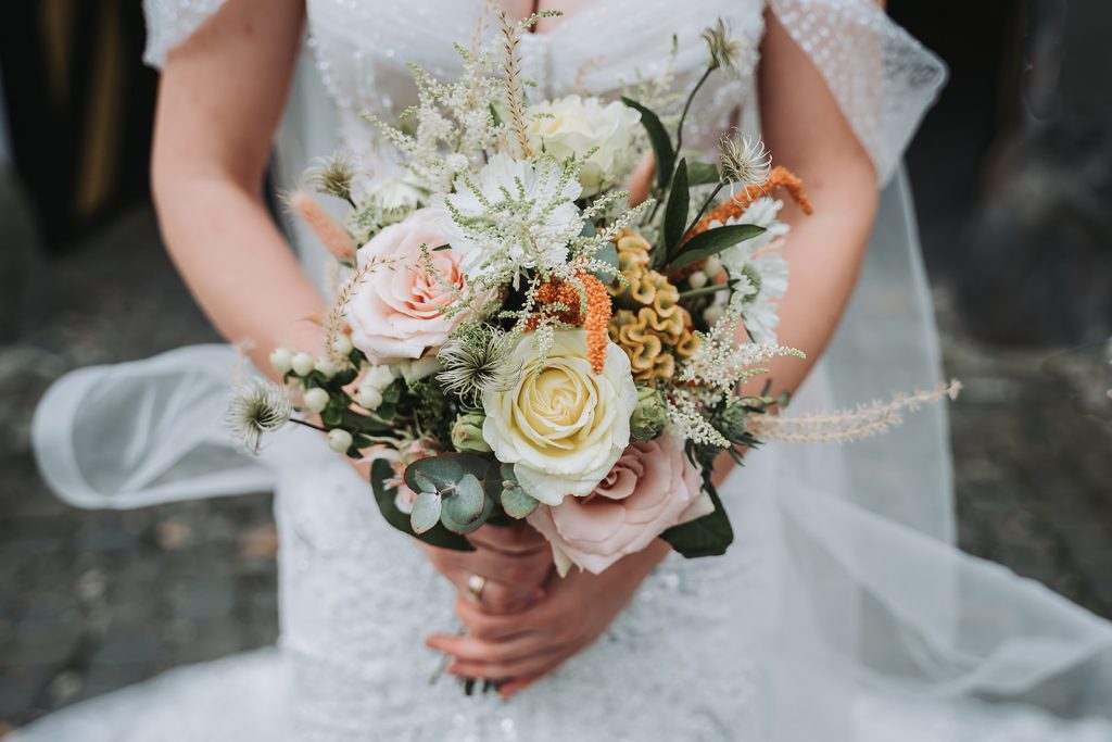 Schloss Zeil Bräutigam Brautpaar Braut Allgäu Hochzeit Blumen