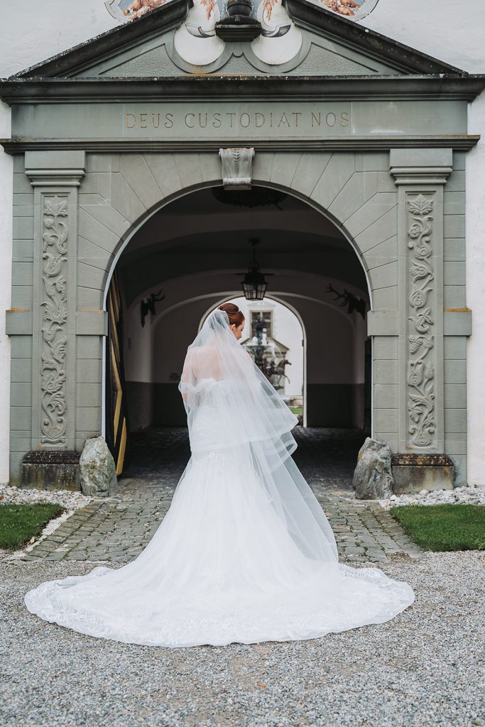 Schloss Zeil Bräutigam Brautpaar Braut Allgäu Hochzeit Blumen