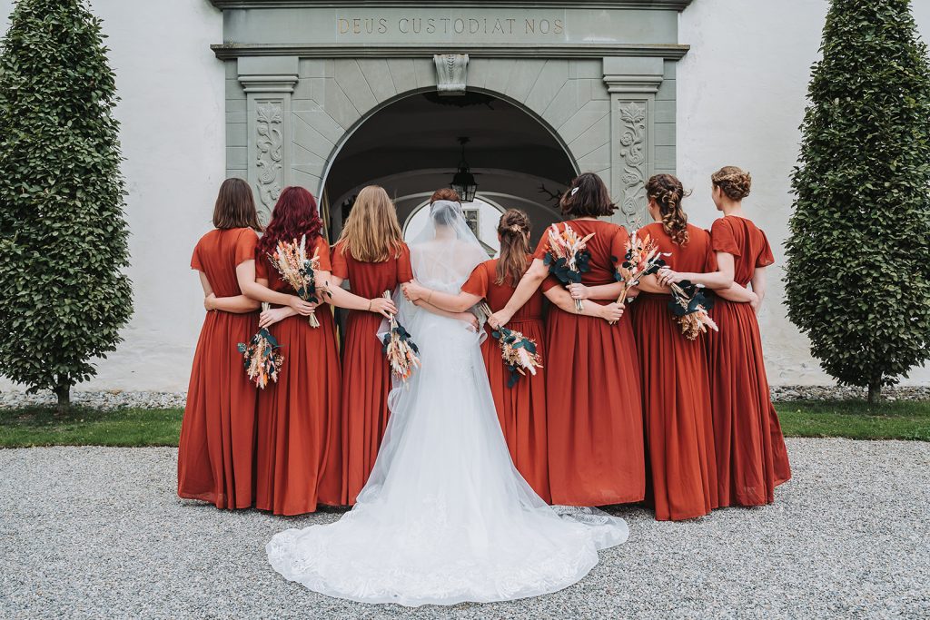 Schloss Zeil Bräutigam Brautpaar Braut Allgäu Hochzeit Blumen Brautjungfern