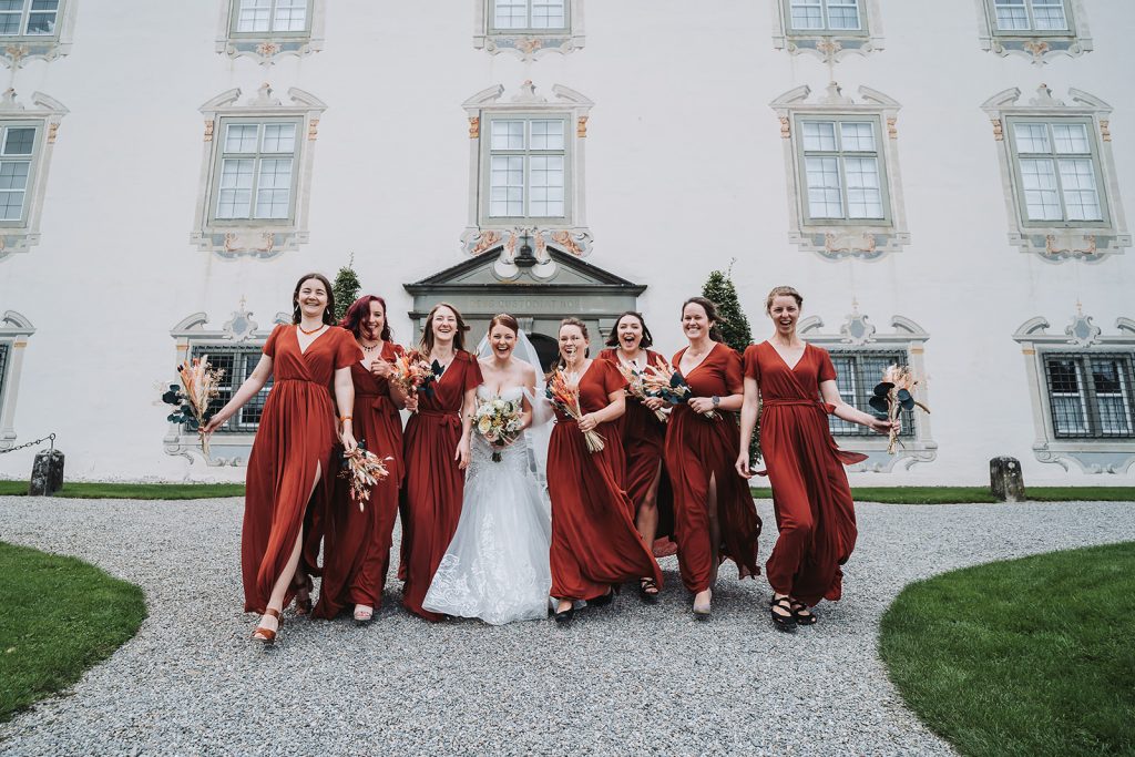 Schloss Zeil Bräutigam Brautpaar Braut Allgäu Hochzeit Blumen Brautjungfern