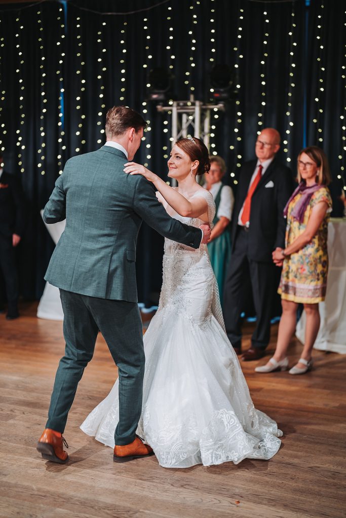 Empfang Bräutigam Brautpaar Braut Allgäu Hochzeit Blumen Unterzeil Hochzeitstanz