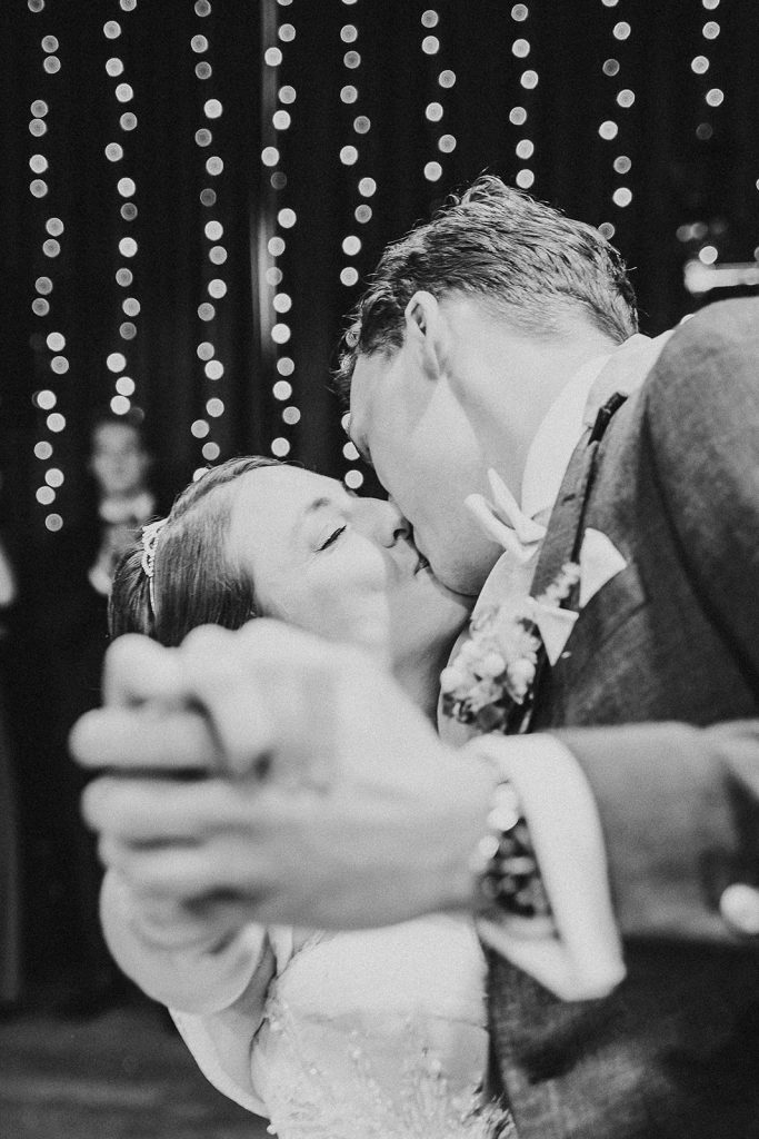 Empfang Bräutigam Brautpaar Braut Allgäu Hochzeit Blumen Unterzeil Hochzeitstanz