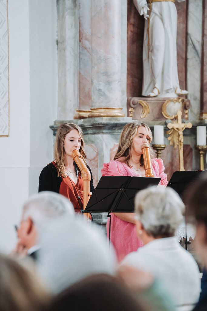 Schloss Zeil Bräutigam Brautpaar Braut Allgäu Hochzeit Blumen Brautjungfern Trauung Kirche