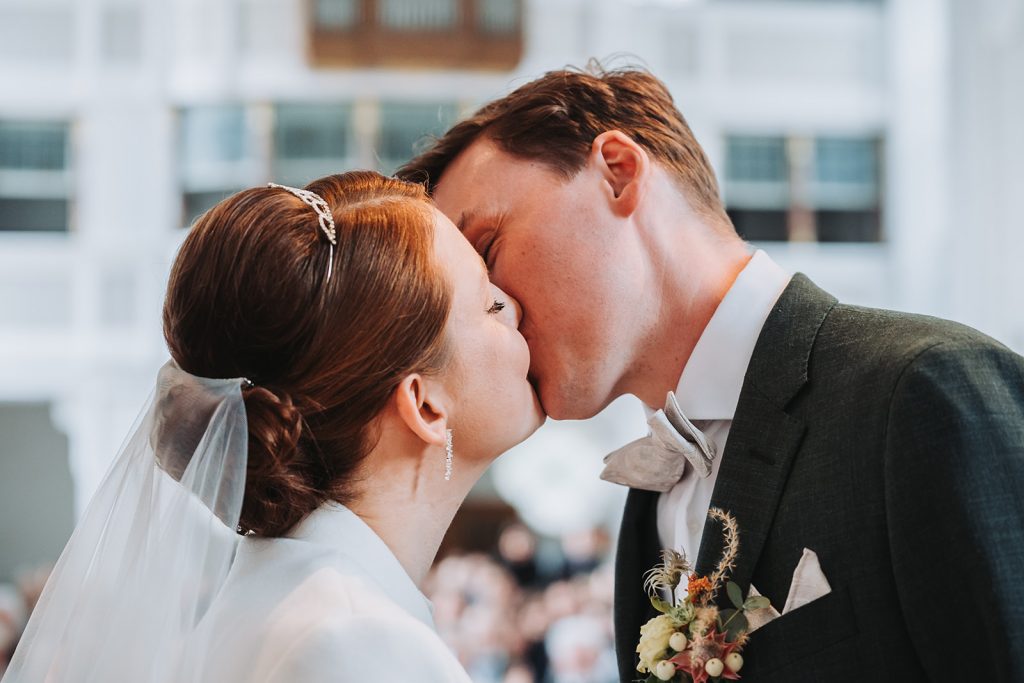 Schloss Zeil Bräutigam Brautpaar Braut Allgäu Hochzeit Blumen Brautjungfern Trauung Kirche