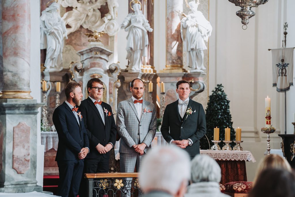 Schloss Zeil Bräutigam Brautpaar Braut Allgäu Hochzeit Blumen Brautjungfern Trauung Kirche