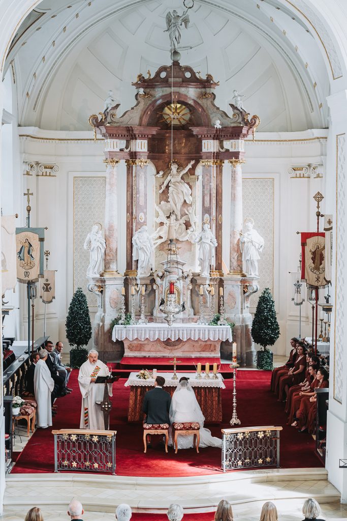 Schloss Zeil Bräutigam Brautpaar Braut Allgäu Hochzeit Blumen Brautjungfern Trauung Kirche