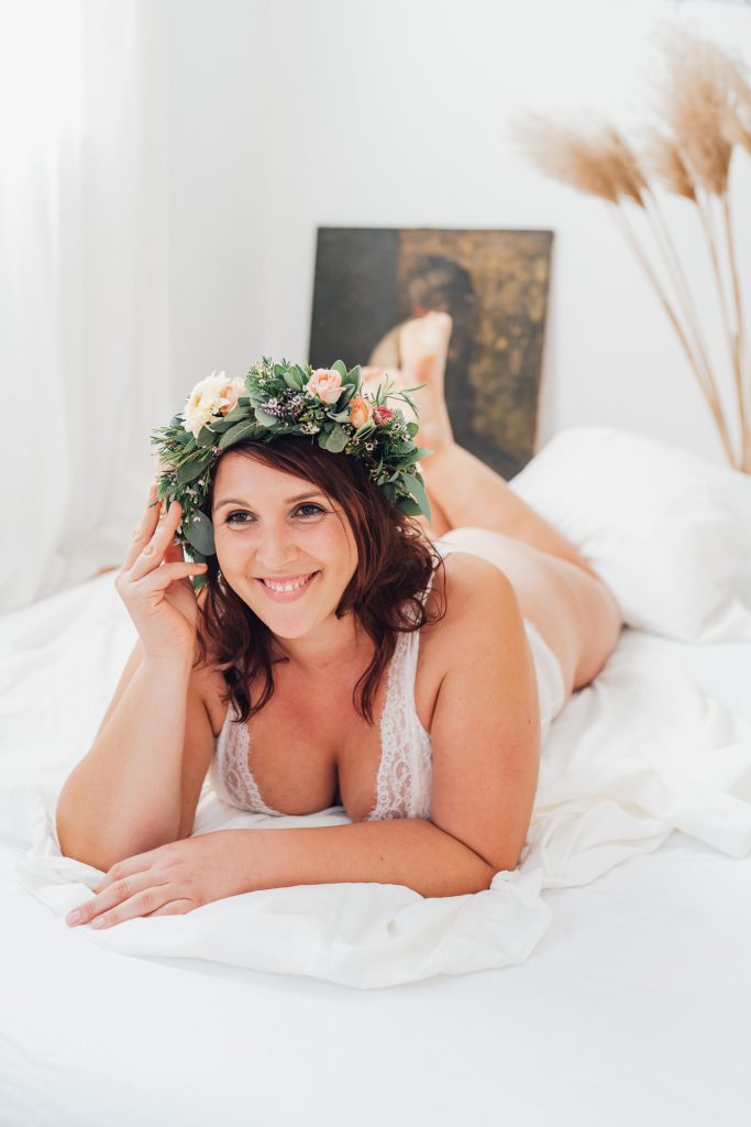 boudoir selbstliebe portrait Frau Dessous Blumen Bett