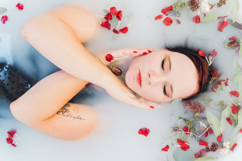 Milchbad Blumen Portrait Frau Boudoir Selbstliebeportrait Pflanzen