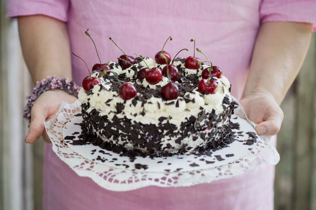 Schwarzwälder kirsch torte Frau Kirschen food portrait business