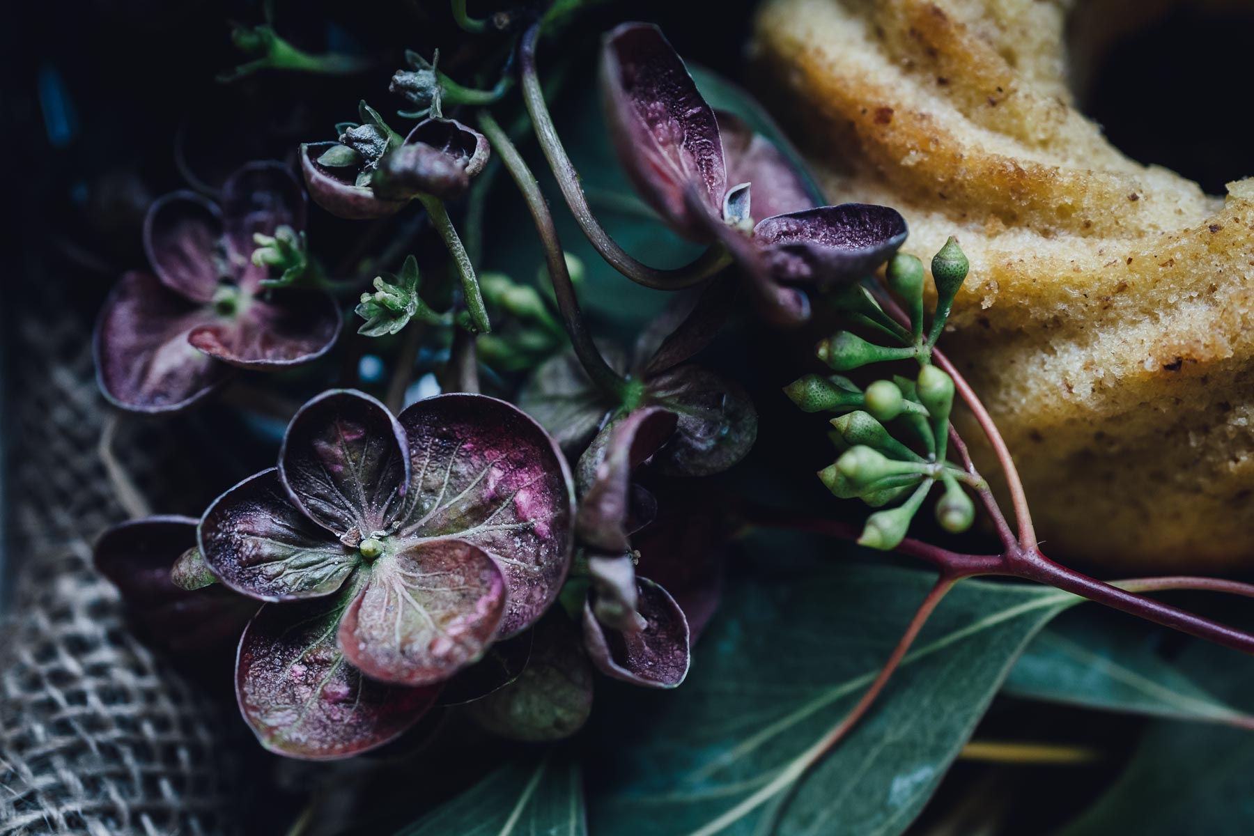 Herbst Kiste Kuchen flatlay Blumen