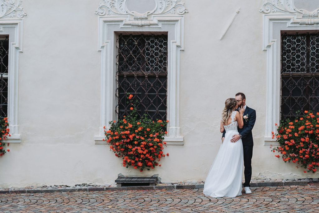 Brautpaar Bräutigam Braut Blumen Brautpaarshooting Couple Kloster Neustift Hochzeit