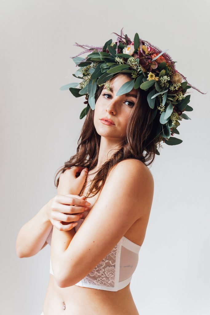 Boudoir Selbstliebe Frau Unterwäsche Portrait Blumen