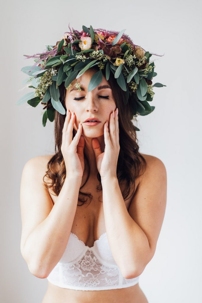 Boudoir Selbstliebe Frau Unterwäsche Portrait Blumen
