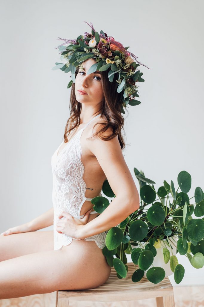 Boudoir Selbstliebe Frau Unterwäsche Portrait Blumen
