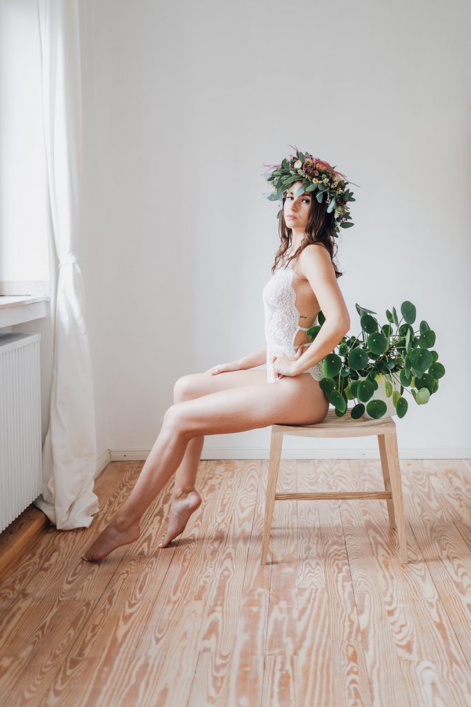 Boudoir Selbstliebe Frau Unterwäsche Portrait Blumen