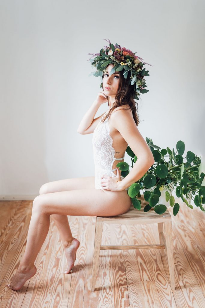 Boudoir Selbstliebe Frau Unterwäsche Portrait Blumen