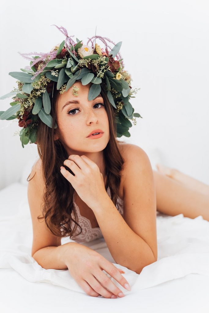 Boudoir Selbstliebe Frau Unterwäsche Portrait Blumen