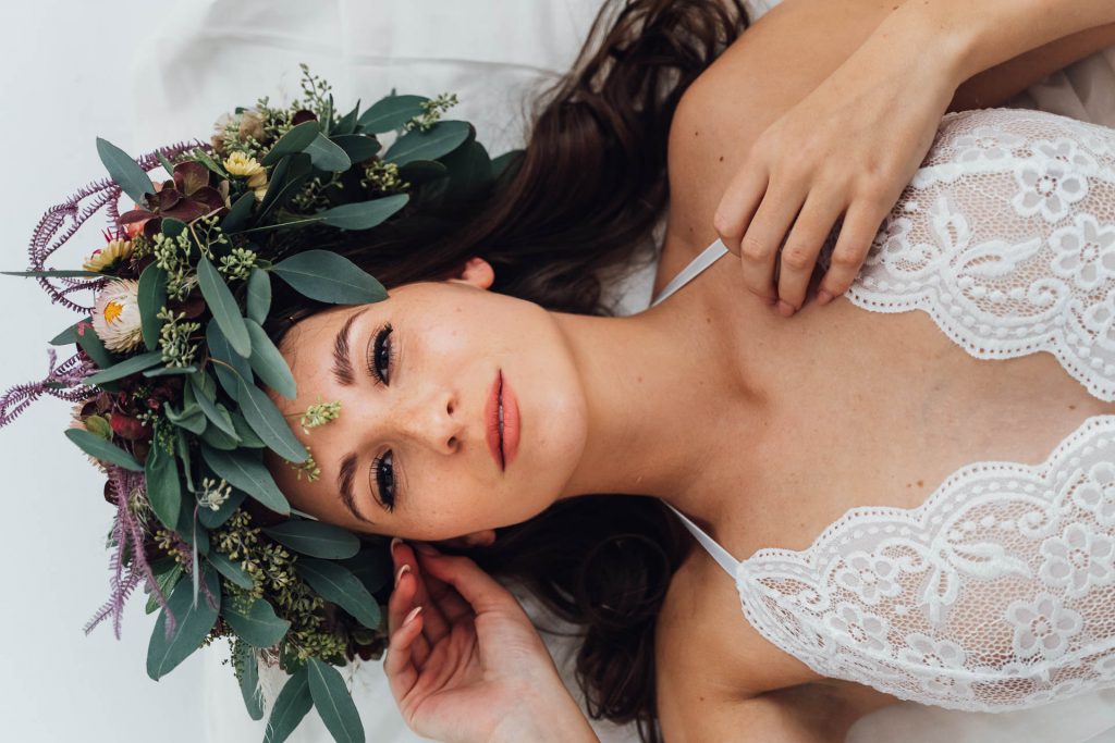 Boudoir Selbstliebe Frau Unterwäsche Portrait Blumen