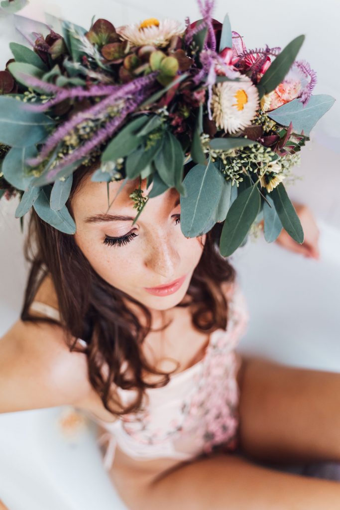 Boudoir Selbstliebe Frau Unterwäsche Portrait Blumen