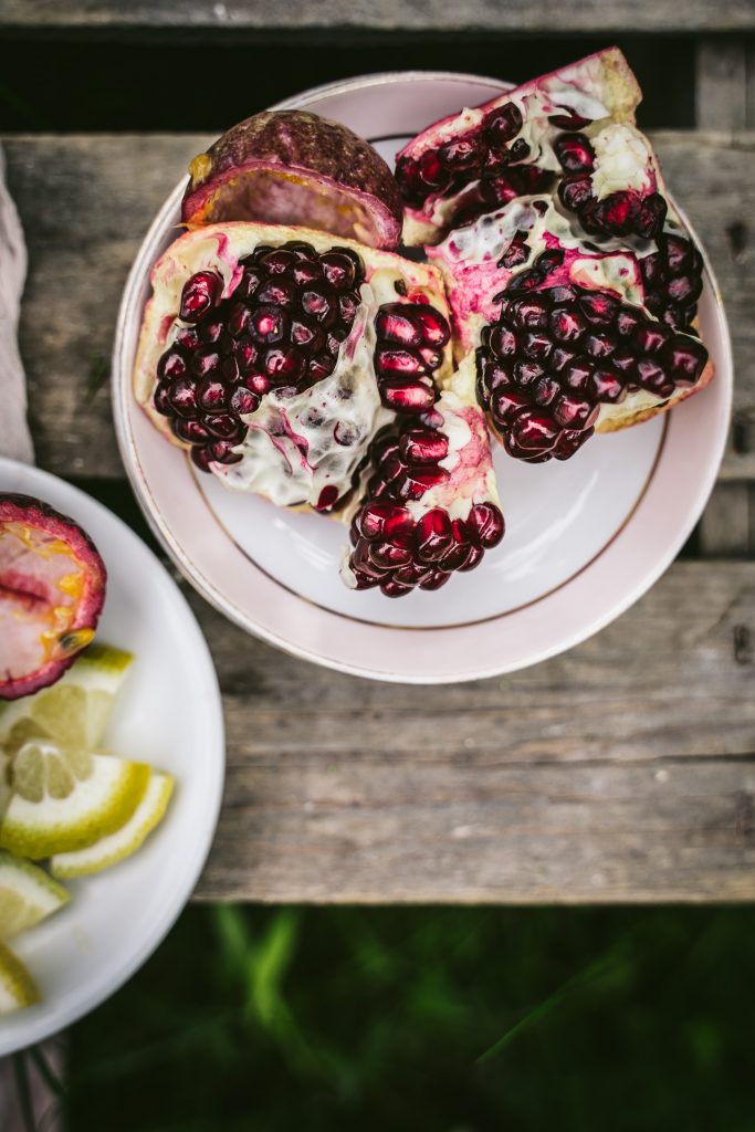 sommerliche Pavlova mit Früchten im Garten Food Fotografie granatapfel