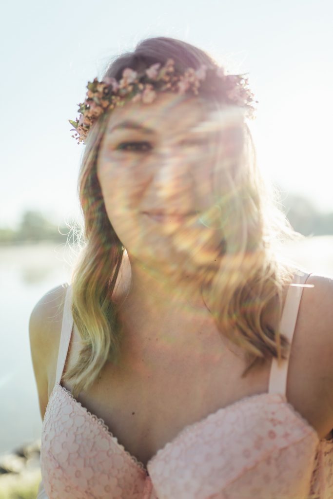 frau selbstliebeportrait fineart fotografie boudoir outdoor portrait blumen Unterwäsche dessous