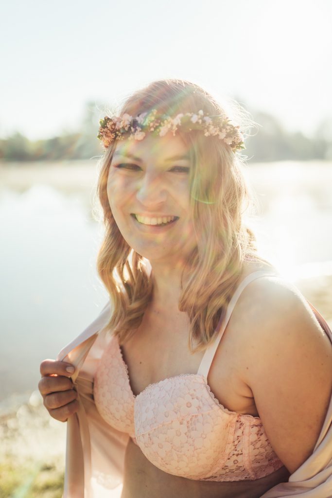 frau selbstliebeportrait fineart fotografie boudoir outdoor portrait blumen Unterwäsche dessous