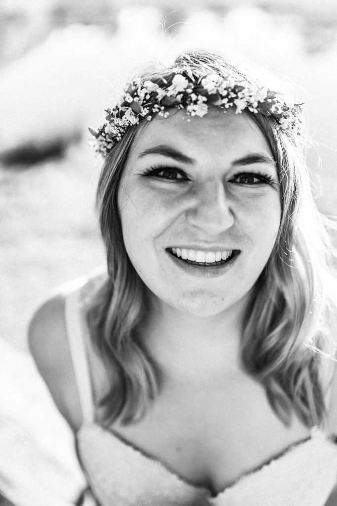 frau selbstliebeportrait fineart fotografie boudoir outdoor portrait blumen Unterwäsche dessous