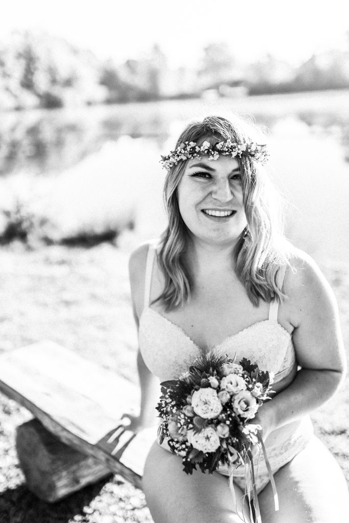 frau selbstliebeportrait fineart fotografie boudoir outdoor portrait blumen Unterwäsche dessous