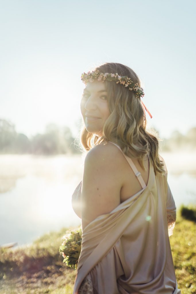 frau selbstliebeportrait fineart fotografie boudoir outdoor portrait blumen Unterwäsche dessous