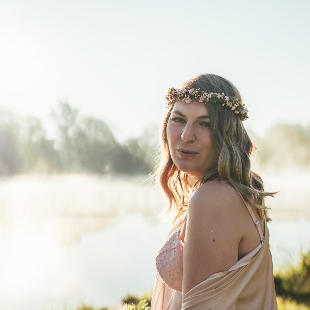 frau selbstliebeportrait fineart fotografie boudoir outdoor portrait blumen Unterwäsche dessous