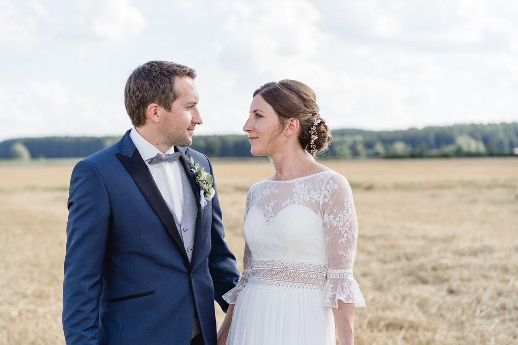 Brautpaarshooting Unterallgäu Feld Sommer Liebe Hochzeit Dahlien Brautstrauß