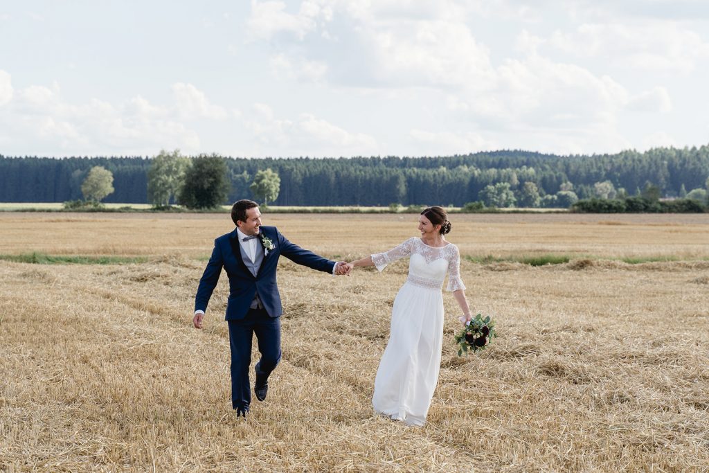 Brautpaarshooting Unterallgäu Feld Sommer Liebe Hochzeit Dahlien Brautstrauß