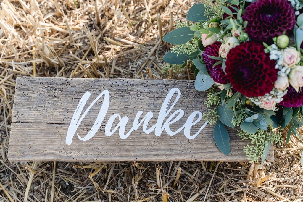 Brautpaarshooting Unterallgäu Feld Sommer Liebe Hochzeit Dahlien Brautstrauß