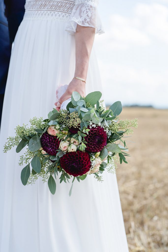 Brautpaarshooting Unterallgäu Feld Sommer Liebe Hochzeit Dahlien Brautstrauß