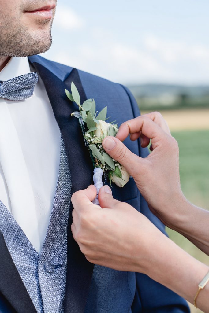Brautpaarshooting Unterallgäu Feld Sommer Liebe Hochzeit Dahlien Brautstrauß