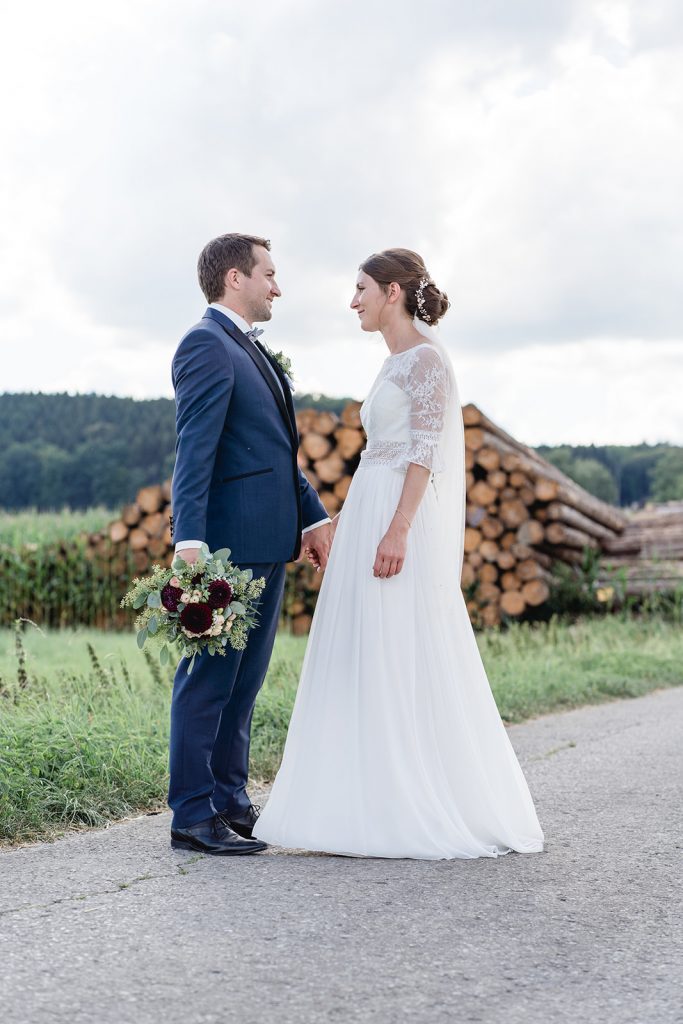 Brautpaarshooting Unterallgäu Feld Sommer Liebe Hochzeit Dahlien Brautstrauß