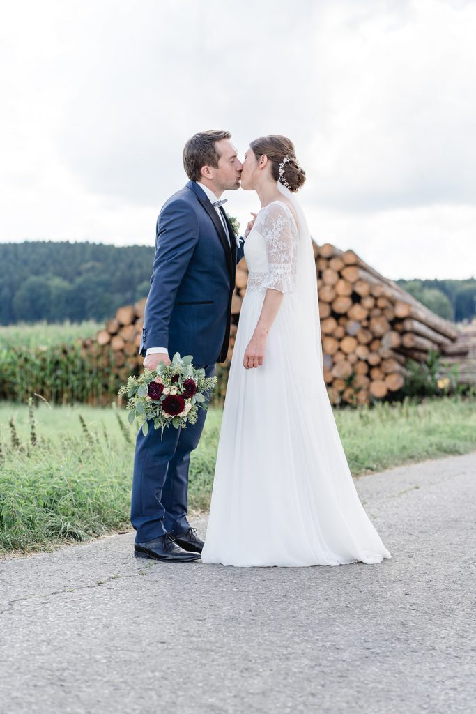 Brautpaarshooting Unterallgäu Feld Sommer Liebe Hochzeit Dahlien Brautstrauß