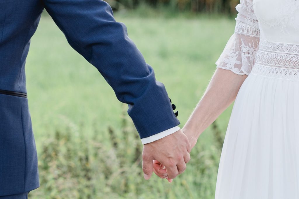 Brautpaarshooting Unterallgäu Feld Sommer Liebe Hochzeit Dahlien Brautstrauß