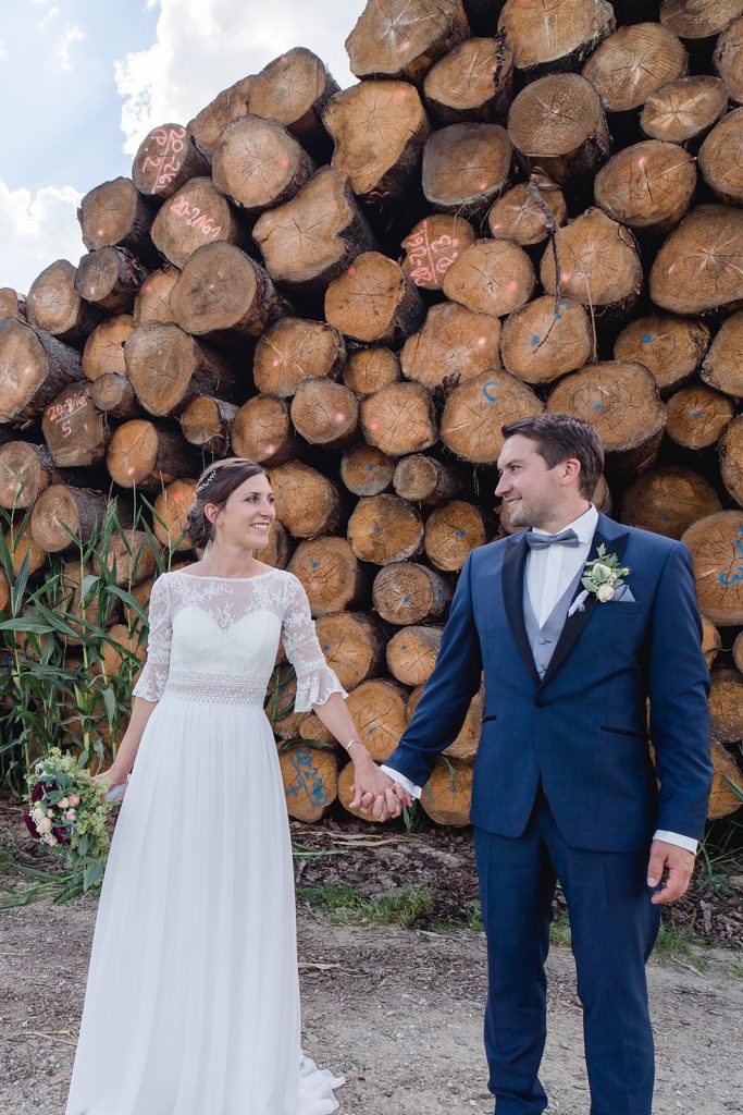 Brautpaarshooting Unterallgäu Feld Sommer Liebe Hochzeit Dahlien Brautstrauß