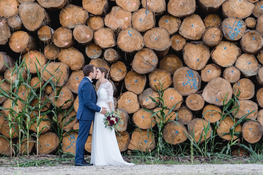 Brautpaarshooting Unterallgäu Feld Sommer Liebe Hochzeit Dahlien Brautstrauß