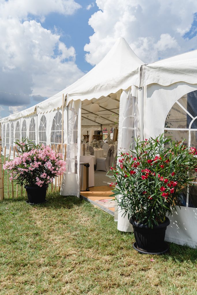 Unterallgäu Kirche Sommer Liebe Hochzeit Dahlien Brautstrauß Braut Bräutigam Zelt